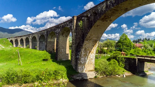 Eski demiryolu Köprüsü, eski viyadük Vorohta, Ukrayna. Karpat Dağları, vahşi dağ manzarası