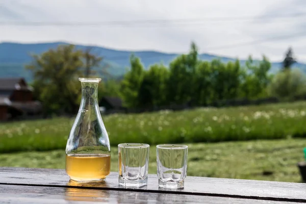 Söt Gul Honung Vin Meade Vackra Bergslandskap Redo Att Dricka — Stockfoto