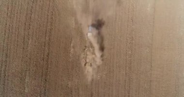 Tarım traktörü alan yetiştirilmesi hava görünümünü. İş yerinde traktör.