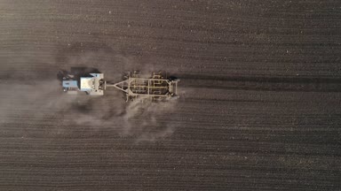 Tarım traktörü alan yetiştirilmesi hava görünümünü. İş yerinde traktör.