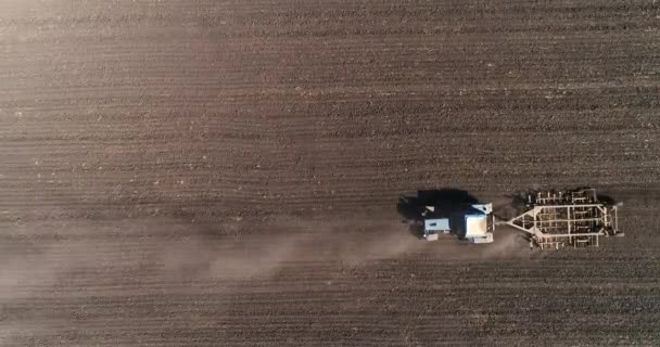农用拖拉机栽培场鸟瞰图 拖拉机在工作 — 图库视频影像