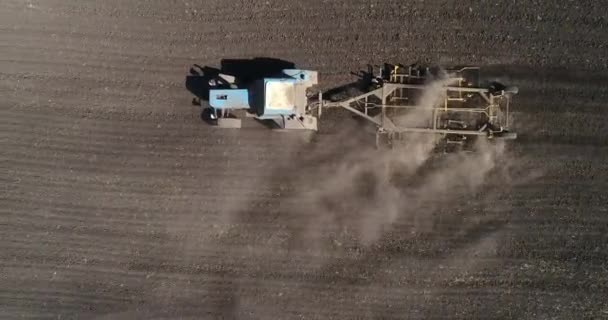 Flygfoto Över Jordbrukstraktor Odla Fältet Traktor Jobbet — Stockvideo