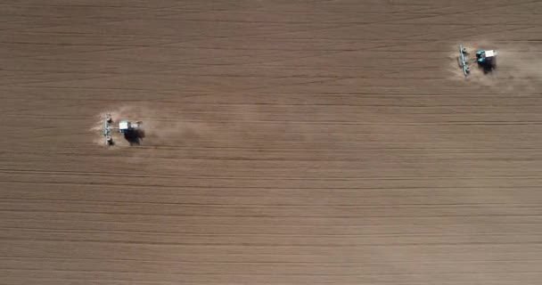 Вид Воздуха Поле Выращивания Сельскохозяйственных Тракторов — стоковое видео