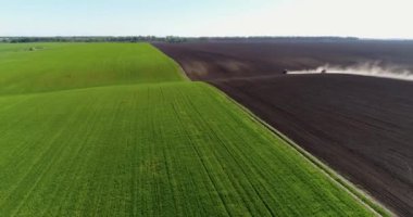 Tarımsal traktörler alan yetiştirilmesi havadan görünümü.