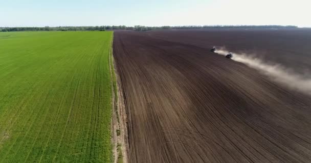 Veduta Aerea Dei Trattori Agricoli Campo Coltivazione — Video Stock