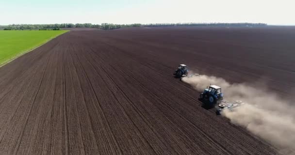 Luchtfoto Van Landbouwtractoren Cultiveren Van Veld — Stockvideo