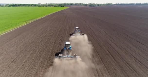 Flygfoto Över Jordbrukstraktorer Odla Fält — Stockvideo