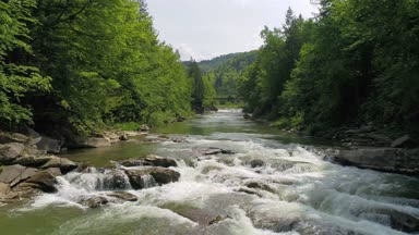 Yazın dağ nehrinin havadan görünüşü.