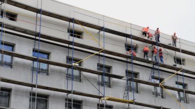 Alçı duvar inşaatçılar. Erkekler inşaat sahasında.