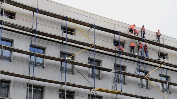 Bauarbeiter Die Wand Verputzen Männer Auf Der Baustelle — Stockvideo