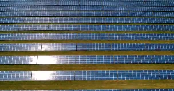Voo real sobre painéis solares . — Vídeo de Stock