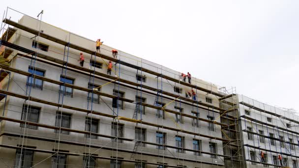 Bauarbeiter, um die Wand zu verputzen. Zeitachse — Stockvideo