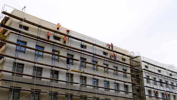 Bouwers aan het gips van de muur. Timelaose — Stockvideo