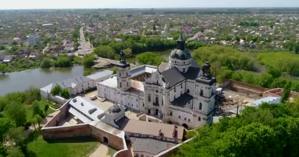 Luchtfoto van het klooster van de kale Karmelieten in Berdichev, Oekraïne. — Stockvideo