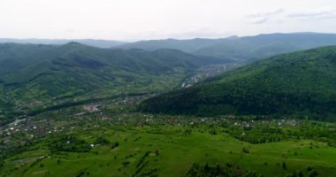 Havadan görünümü dağlarda güzel manzara. Yaz aylarında Karpat Dağları.