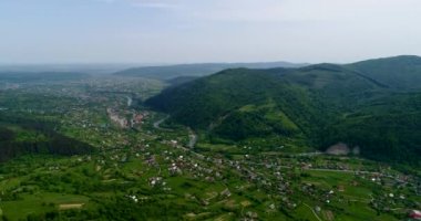 Havadan görünümü dağlarda güzel manzara. Yaz aylarında Karpat Dağları.
