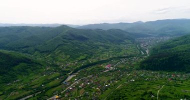 Yolun Highlands için güzel havadan görünümü. Üstten görünüm. Dağlarda manzara havadan görünümü.