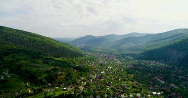 Havadan görünümü dağlarda güzel manzara. Yaz aylarında Karpat Dağları.