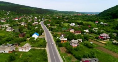 Yolun Highlands için güzel havadan görünümü. Üstten görünüm. Dağlarda manzara havadan görünümü.