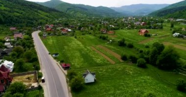 Yolun Highlands için güzel havadan görünümü. Üstten görünüm. Dağlarda manzara havadan görünümü.