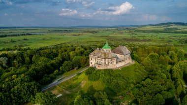 Çok güzel kalede köyün Olesko, Ukrayna'nın Lviv yakınındaki. Olesk kalenin havadan görünümü