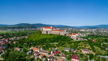 Palanok Kalesi'ne Mukachevo şehir içinde güzel panoramik havadan görünümü