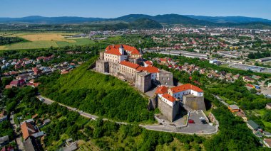 Palanok Kalesi'ne Mukachevo şehir içinde güzel panoramik havadan görünümü