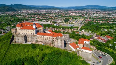 Palanok Kalesi'ne Mukachevo şehir içinde güzel panoramik havadan görünümü