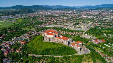 Palanok Kalesi'ne Mukachevo şehir içinde güzel panoramik havadan görünümü