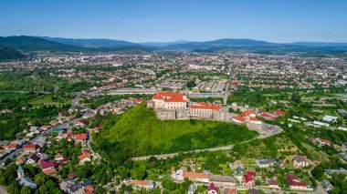 Palanok Kalesi'ne Mukachevo şehir içinde güzel panoramik havadan görünümü