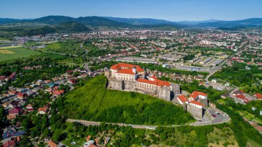 Palanok Kalesi'ne Mukachevo şehir içinde güzel panoramik havadan görünümü.