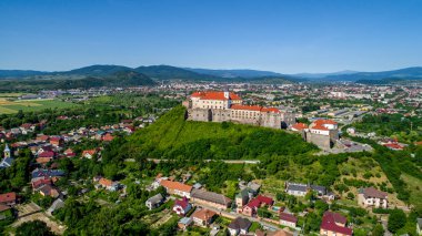 Palanok Kalesi'ne Mukachevo şehir içinde güzel panoramik havadan görünümü.
