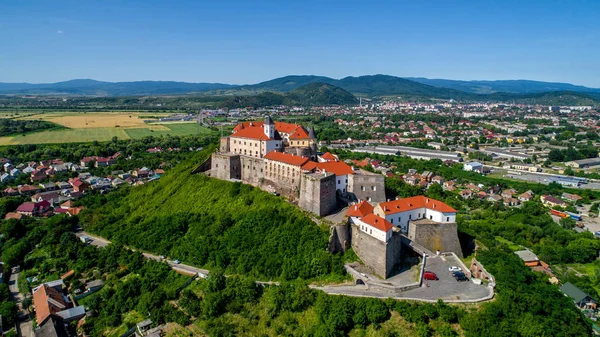 Palanok Kalesi'ne Mukachevo şehir içinde güzel panoramik havadan görünümü