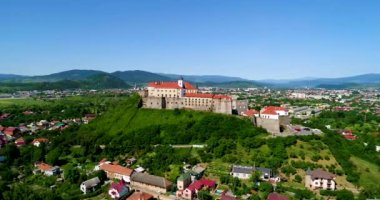 Palanok Kalesi'ne Mukachevo şehir içinde güzel panoramik havadan görünümü.