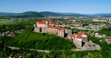 Palanok Kalesi'ne Mukachevo şehir içinde güzel panoramik havadan görünümü.