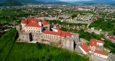 Palanok Kalesi'ne Mukachevo şehir içinde güzel panoramik havadan görünümü.