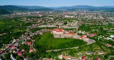Palanok Kalesi'ne Mukachevo şehir içinde güzel panoramik havadan görünümü.