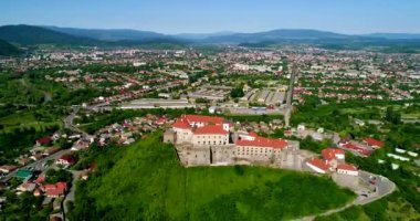 Palanok Kalesi'ne Mukachevo şehir içinde güzel panoramik havadan görünümü.