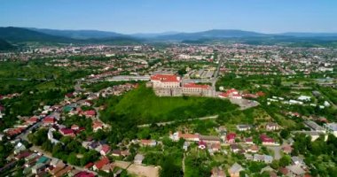 Palanok Kalesi'ne Mukachevo şehir içinde güzel panoramik havadan görünümü.