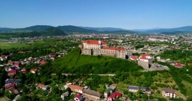 Palanok Kalesi'ne Mukachevo şehir içinde güzel panoramik havadan görünümü.