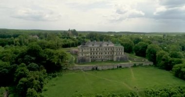 Pidhirtsi Kalesi. Kuş Uçuş yüksekliği kaleden görünümü