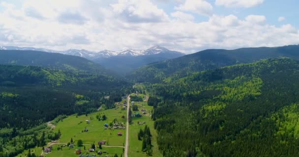 山 Hoverla、ウクライナのカルパチア山脈への道の空撮. — ストック動画