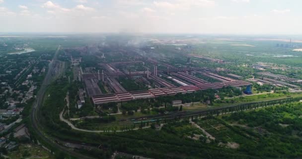 Вид з повітря на індустріальне місто. Забруднення і дим . — стокове відео