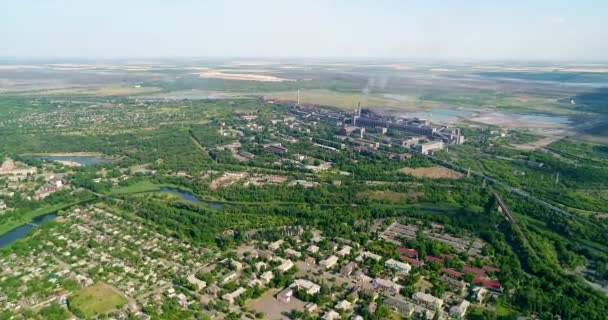 Letecký panoramatický pohled průmyslového města. Znečištění a kouř. — Stock video