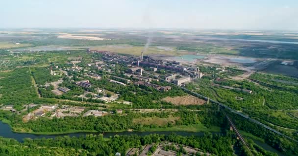 Letecký panoramatický pohled průmyslového města. Znečištění a kouř. — Stock video