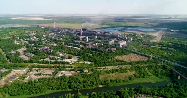 Letecký panoramatický pohled průmyslového města. Znečištění a kouř. — Stock video