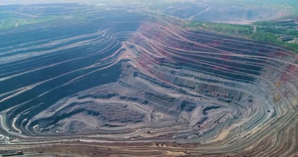 Vista aérea de la cantera minera a cielo abierto con mucha maquinaria en el trabajo. — Vídeo de stock