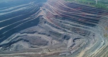 Bir sürü makinenin çalıştığı açık maden ocağının havadan görünüşü.