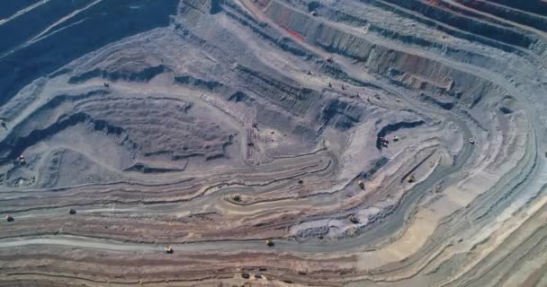Vista aérea de la cantera minera a cielo abierto con mucha maquinaria en el trabajo. — Vídeos de Stock