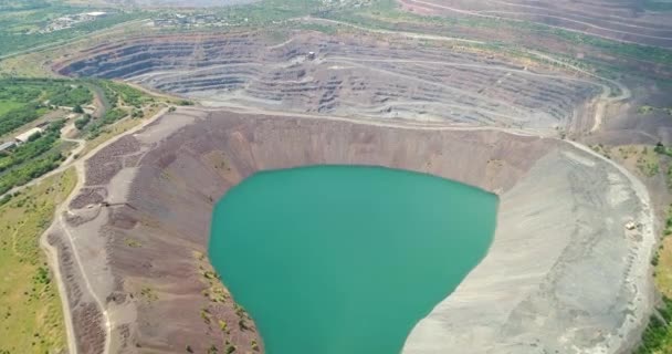 Luchtfoto van Overstroomde steengroeve mijnbouw-dressing steengroeve is overstroomd. — Stockvideo